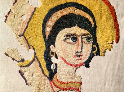 Fragment van een wandtapijt met afbeelding van het hoofd van een danser (detail) door Coptic